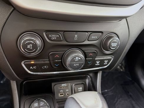 Used 2017 Jeep Cherokee Trailhawk AWD/4WD image 16