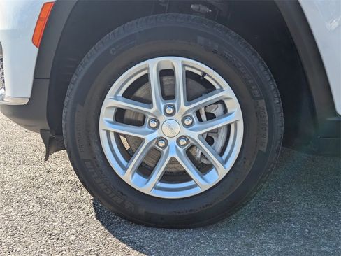 Used 2023 Jeep Grand Cherokee L Laredo image 11