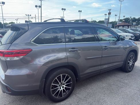 Used 2017 Toyota Highlander SE AWD/4WD image 9