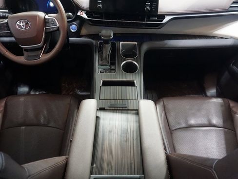 Used 2024 Toyota Sienna Platinum image 32