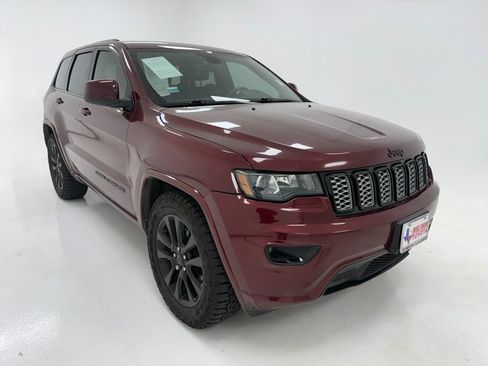 Used 2017 Jeep Grand Cherokee Altitude image 2