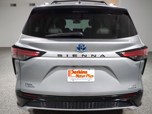 Used 2024 Toyota Sienna XSE image 8