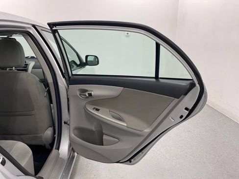 Used 2013 Toyota Corolla LE w/ Premium Pkg FWD image 32