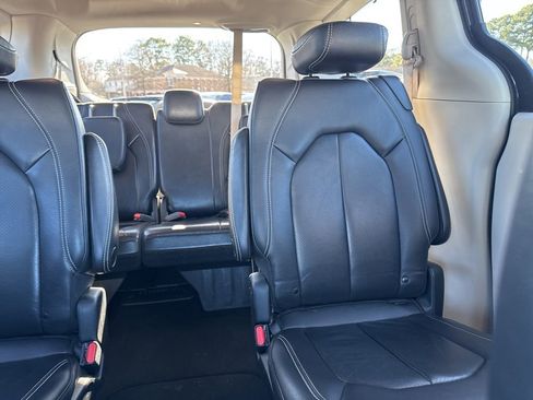 Used 2022 Chrysler Pacifica Touring-L image 14