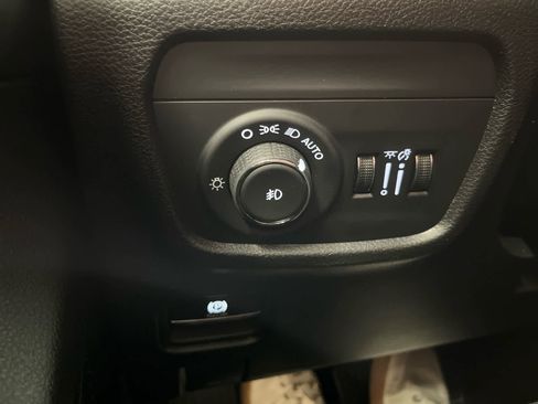 Used 2024 Jeep Grand Cherokee Limited w/ Black Appearance Package image 23