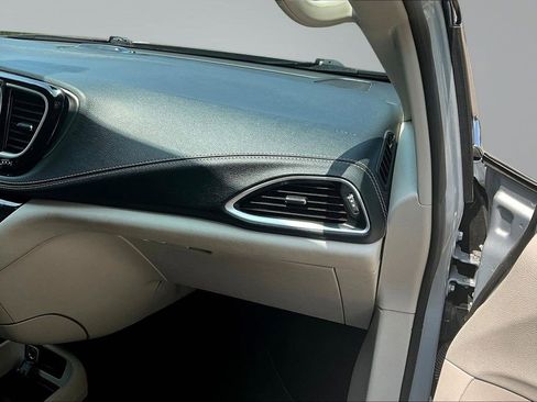 Used 2023 Chrysler Pacifica Touring-L FWD image 27
