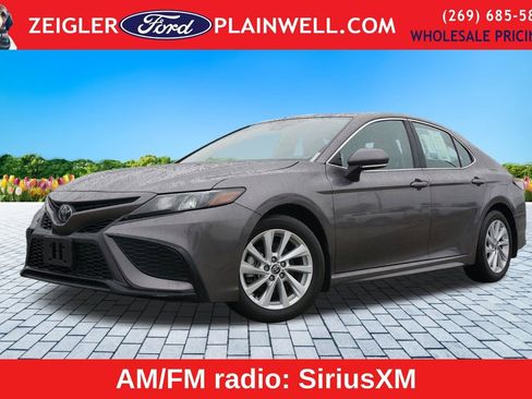 Used 2024 Toyota Camry SE image 1