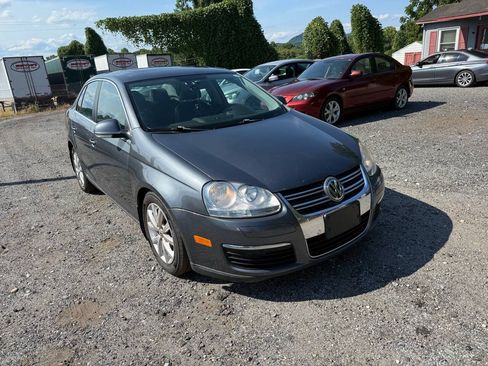 Used 2010 Volkswagen Jetta SE FWD image 4