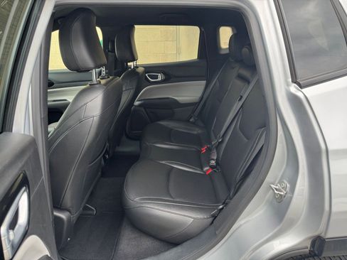 Used 2025 Jeep Compass Limited image 25