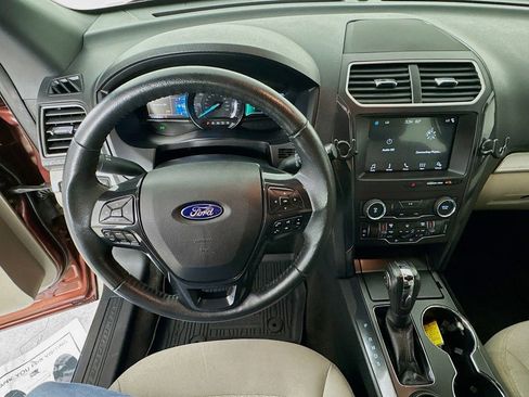 Used 2018 Ford Explorer XLT w/ Equipment Group 201A FWD image 12