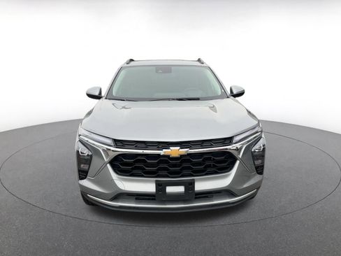 Used 2025 Chevrolet Trax LT w/ LT Convenience Package image 2