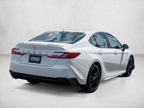 Used 2025 Toyota Camry SE image 5