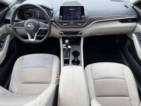 Used 2025 Nissan Altima 2.5 SV FWD image 12
