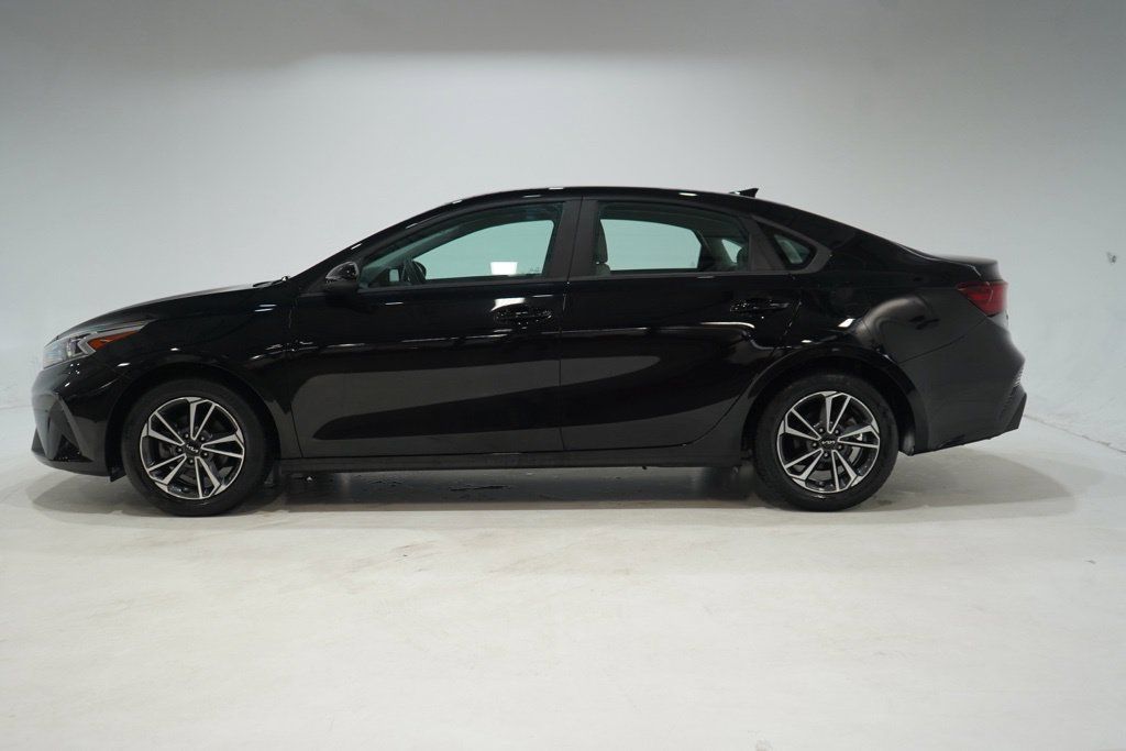 Used 2023 Kia Forte LXS FWD image 4