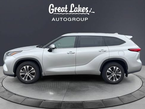 Used 2021 Toyota Highlander XLE AWD/4WD image 2