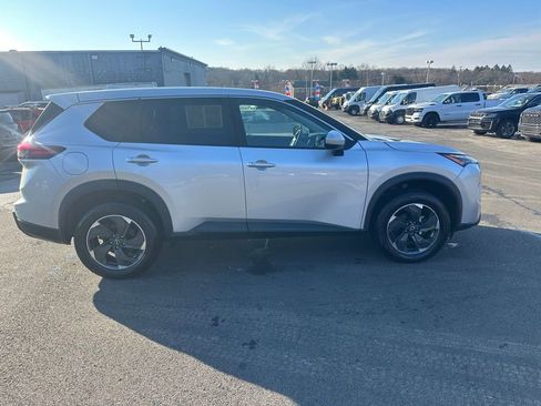Used 2024 Nissan Rogue SV image 4