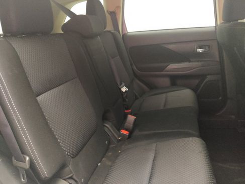 Used 2017 Mitsubishi Outlander SE image 19