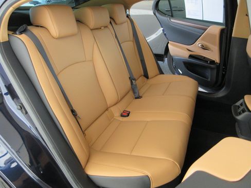 Used 2025 Lexus ES 300h w/ Premium Package FWD image 19