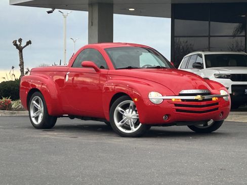 Used 2003 Chevrolet SSR w/ Preferred Equipment Group image 2