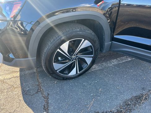 Used 2025 Volkswagen Taos SE image 30