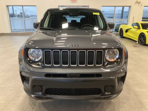 Used 2023 Jeep Renegade Latitude image 2
