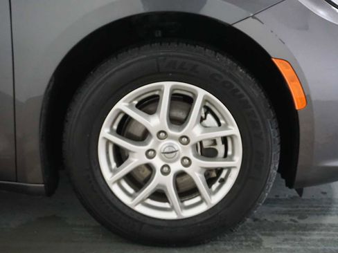 Used 2022 Chrysler Pacifica Touring-L image 11