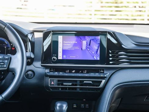 Used 2025 Toyota Camry SE image 13