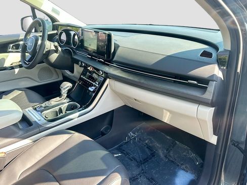 Used 2024 Kia Carnival EX FWD image 30