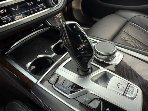 Used 2022 BMW 750i xDrive w/ M Sport Package image 21
