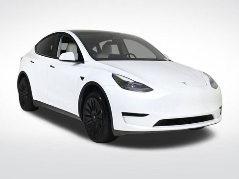 Used 2024 Tesla Model Y 2WD image 7