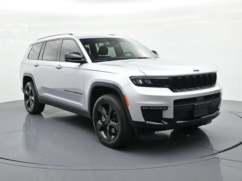 Used 2025 Jeep Grand Cherokee L Limited w/ Black Appearance Package AWD/4WD image 4