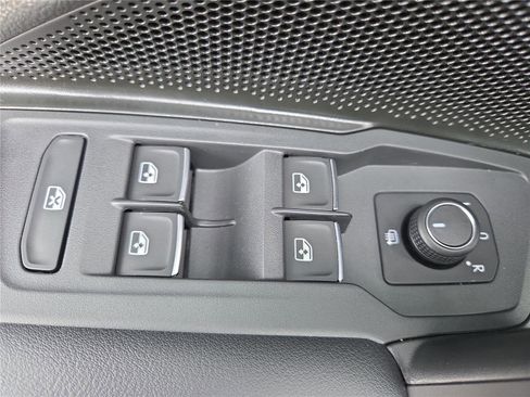 New 2026 Volkswagen Tiguan SE image 13