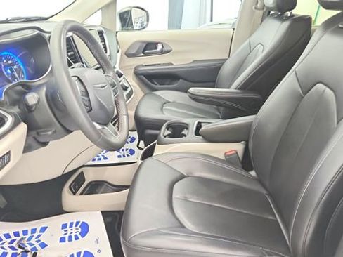 Used 2024 Chrysler Pacifica Touring-L FWD image 10