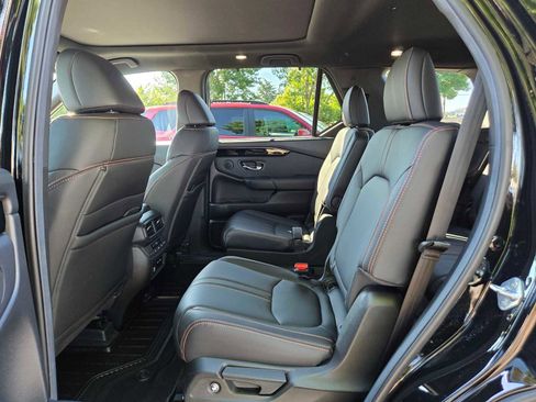 Used 2025 Honda Pilot TrailSport image 17