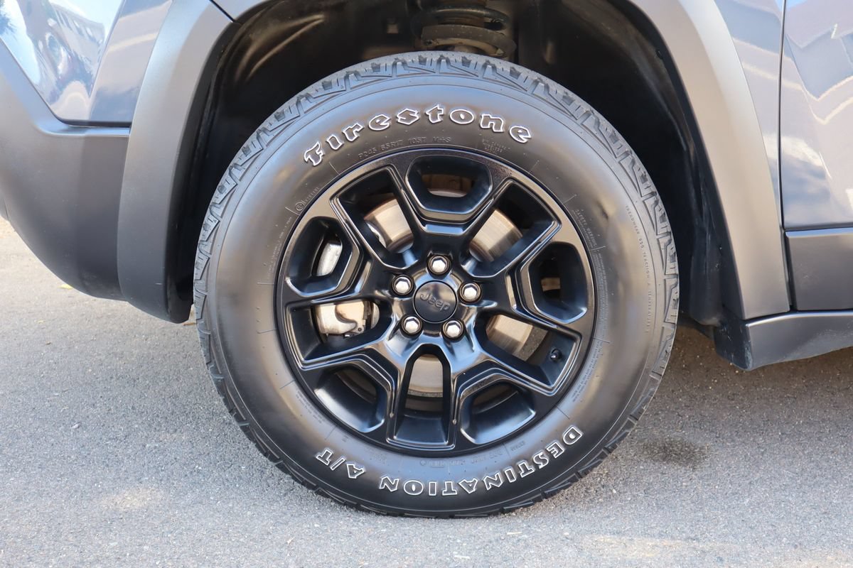 Used 2019 Jeep Cherokee Trailhawk w/ Comfort/Convenience Group AWD/4WD image 40