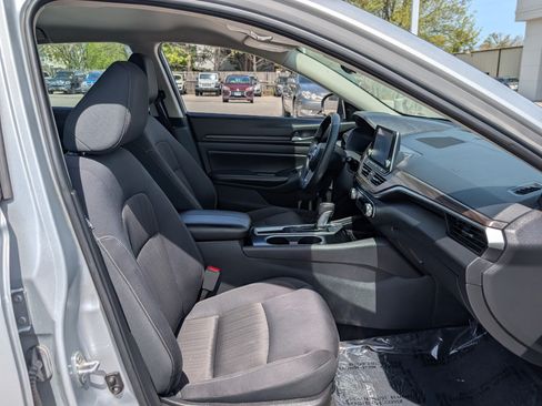 Used 2024 Nissan Altima 2.5 SV FWD image 11