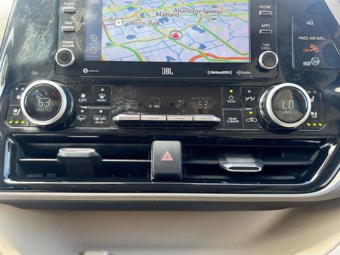 Used 2020 Toyota Highlander Limited image 16