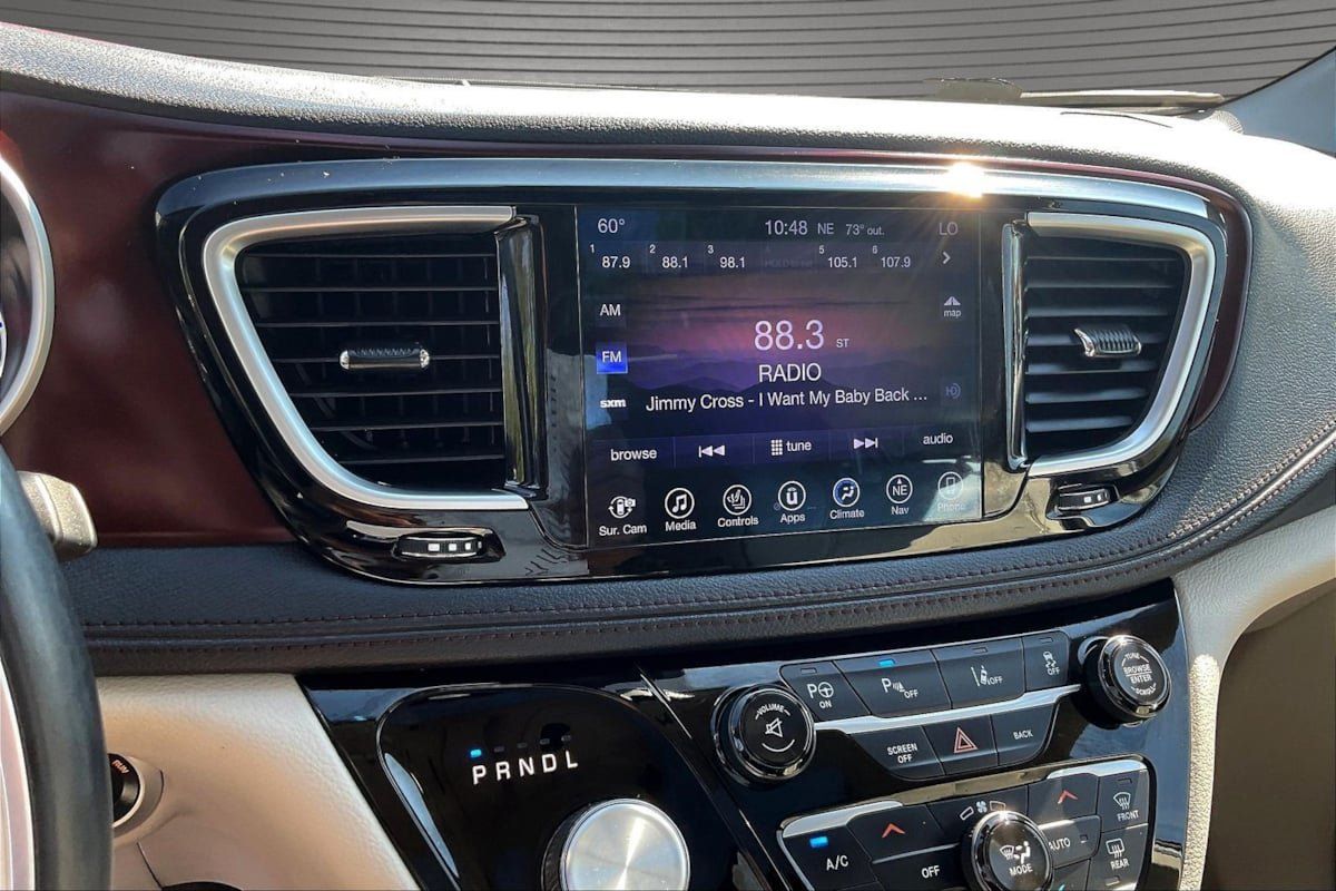 Used 2017 Chrysler Pacifica Limited w/ UConnect Theater Package FWD image 14