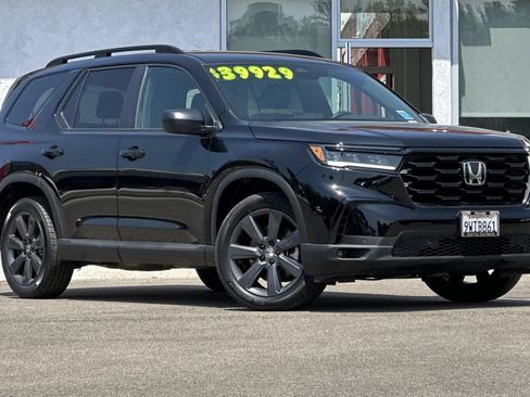 Used 2025 Honda Pilot Sport image 2