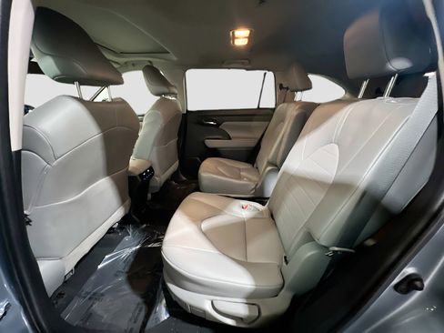 Used 2022 Toyota Highlander XLE image 18