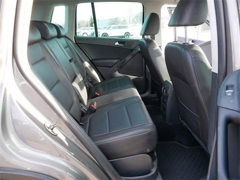 Used 2011 Volkswagen Tiguan SE image 19