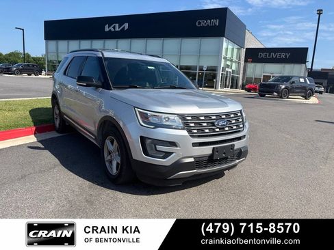 Used 2017 Ford Explorer XLT w/ Equipment Group 202A AWD/4WD image 5