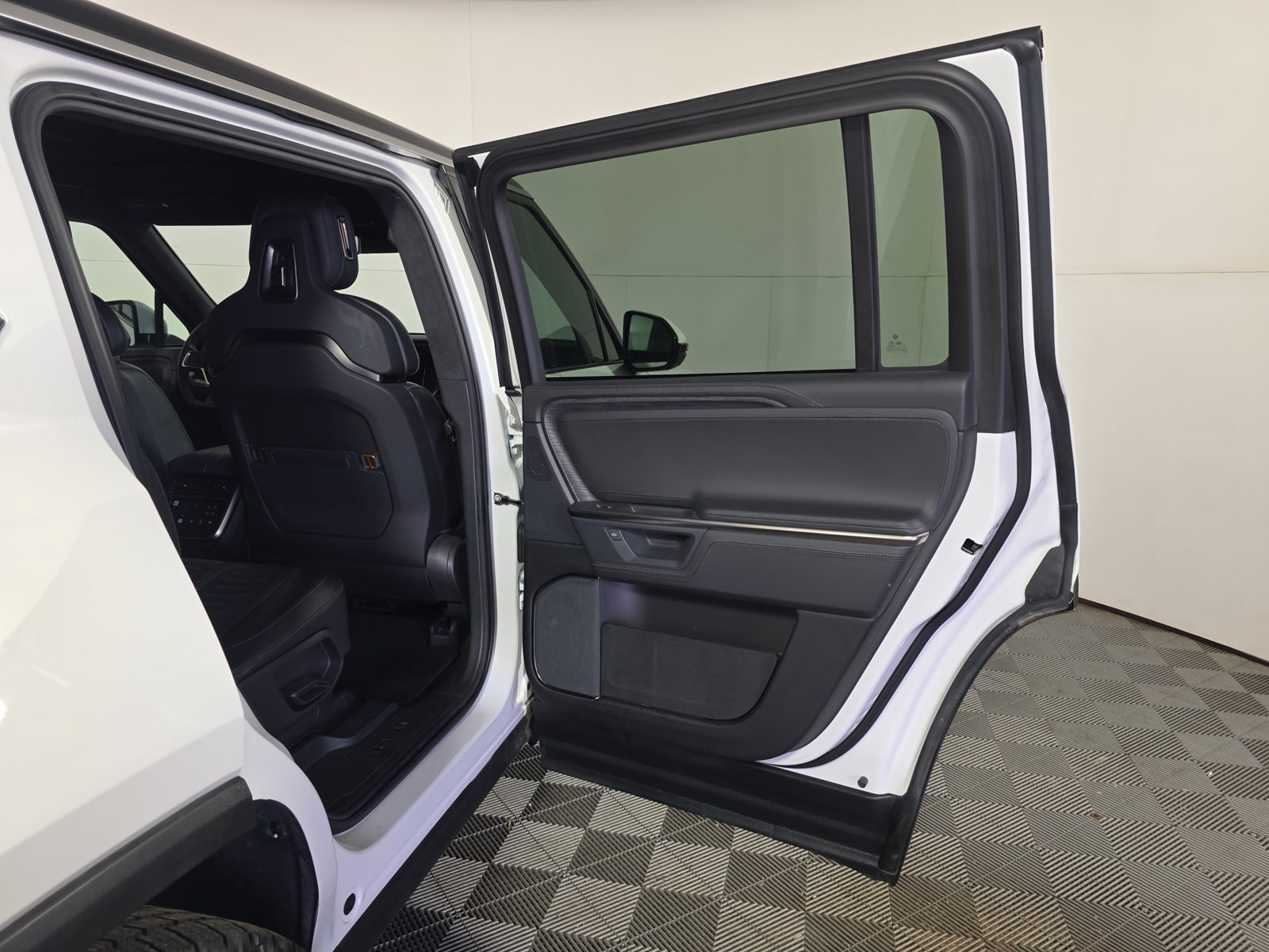 Used 2025 Rivian R1S Adventure Dual AWD/4WD image 19