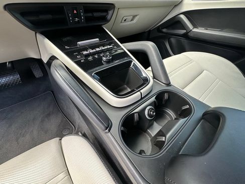 Certified 2024 Porsche Cayenne AWD/4WD image 33
