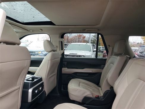 Used 2022 Ford Expedition Limited image 9