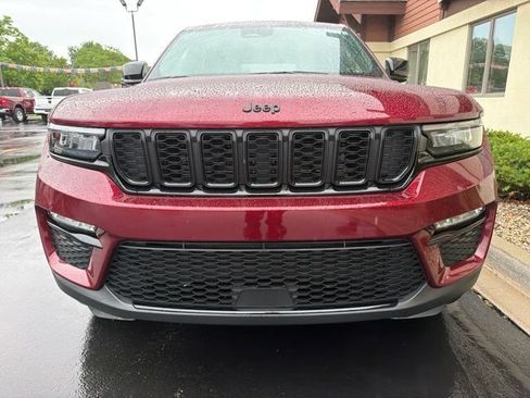 Used 2024 Jeep Grand Cherokee Limited w/ Black Appearance Package AWD/4WD image 17