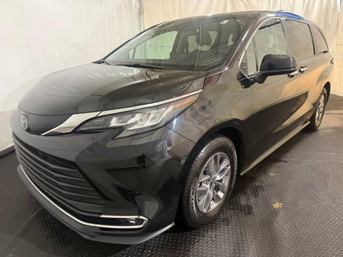 Certified 2023 Toyota Sienna XLE image 1