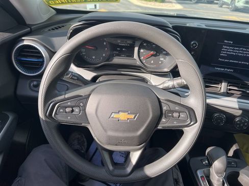 Used 2025 Chevrolet Trax LS image 17