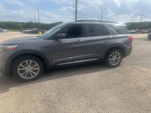 Used 2022 Ford Explorer XLT w/ Equipment Group 202A RWD image 2