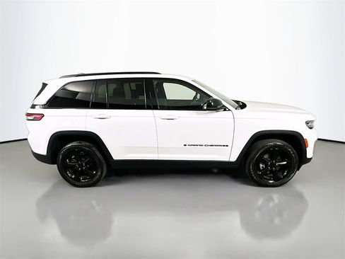 Used 2022 Jeep Grand Cherokee Altitude image 7